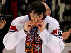 Jagr with IIHF Gold Medal